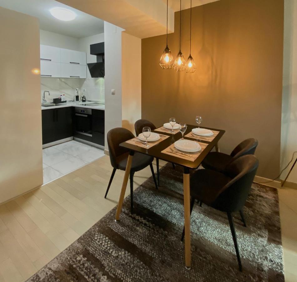 Stylish Apartment, Skopje Centre - Private Parking - Panoramic Views Bagian luar foto