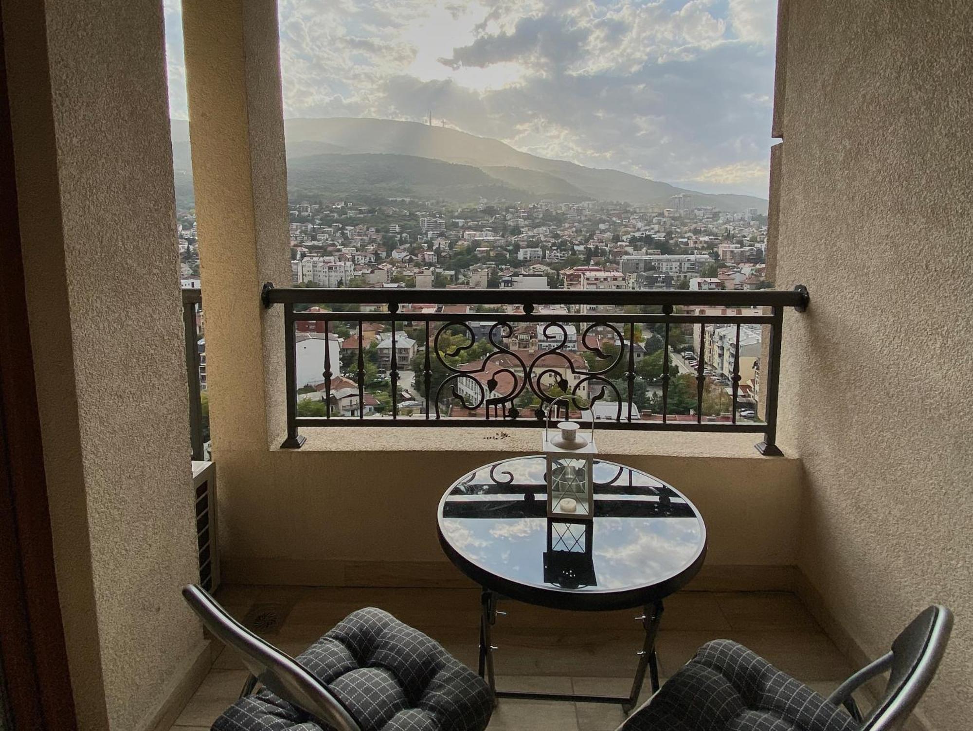 Stylish Apartment, Skopje Centre - Private Parking - Panoramic Views Bagian luar foto